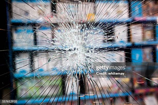 smashed window with toughened glass - vandalism 個照片及圖片檔