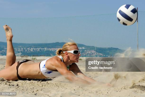 de voleibol défense - juego de voleibol de playa fotografías e imágenes de stock