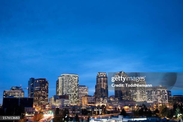 vista panorámica al atardecer de bellevue, washington - bellevue washington state fotografías e imágenes de stock