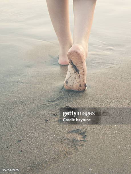 walk along the beach - zand stockfoto's en -beelden