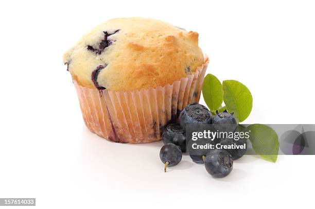 blueberry muffin and fresh blueberries, isolated on white - muffin stockfoto's en -beelden