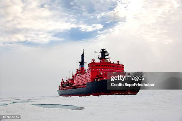 nucear ice breaker heading to the north pole - rusland ijs stockfoto's en -beelden