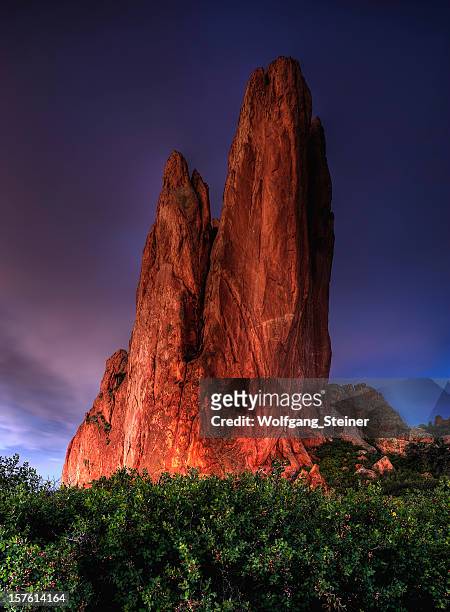 glowing rock in garden of the gods before sunrise - colorado springs stockfoto's en -beelden