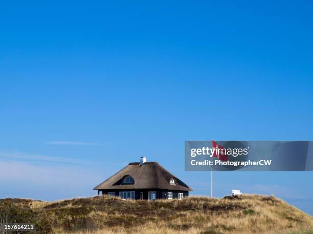 typical danish cottage - jutland stockfoto's en -beelden