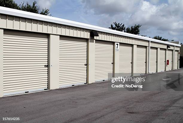 el almacenamiento edificio con múltiples unidades de almacén. - self storage fotografías e imágenes de stock