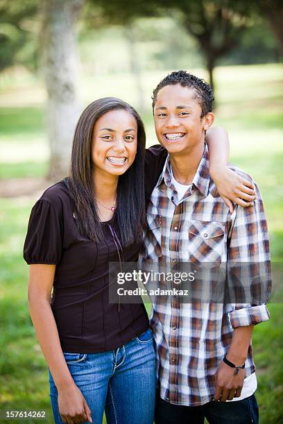 bruder und schwester zusammen lachen - teens brothers stock-fotos und bilder