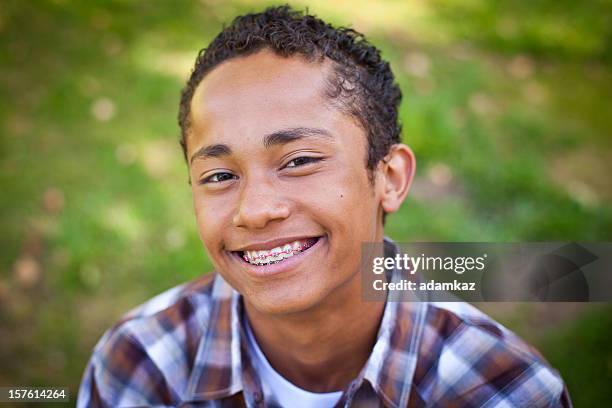 joven adolescente de sexo masculino - braces and smiles fotografías e imágenes de stock