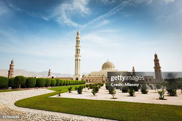 große sultan-qabus-moschee park von muscat im oman - grand mosque oman stock-fotos und bilder