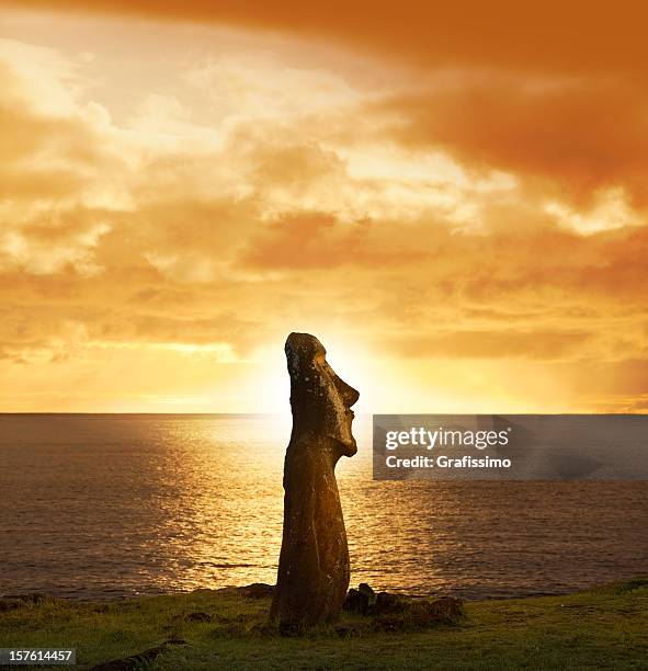 amanecer sobre moai en ahu tongariki isla de pascua chile - easter island fotografías e imágenes de stock