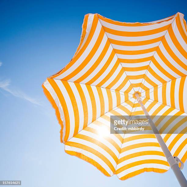 sombrilla de playa contra el cielo azul por la mañana - sombrilla fotografías e imágenes de stock