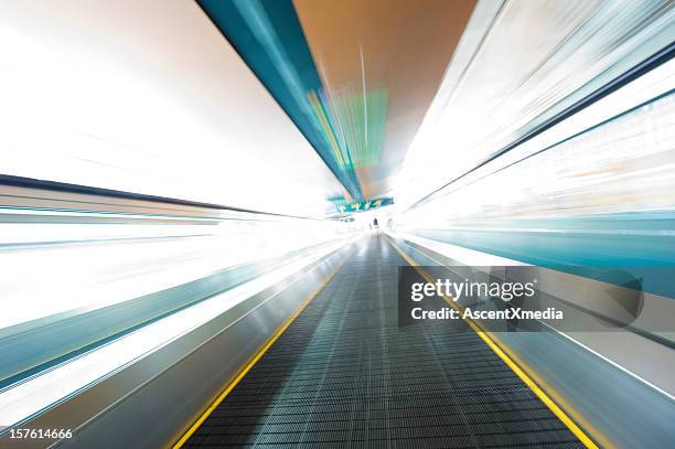 movimiento abstracto un pasillo - movimiento perpetuo fotografías e imágenes de stock