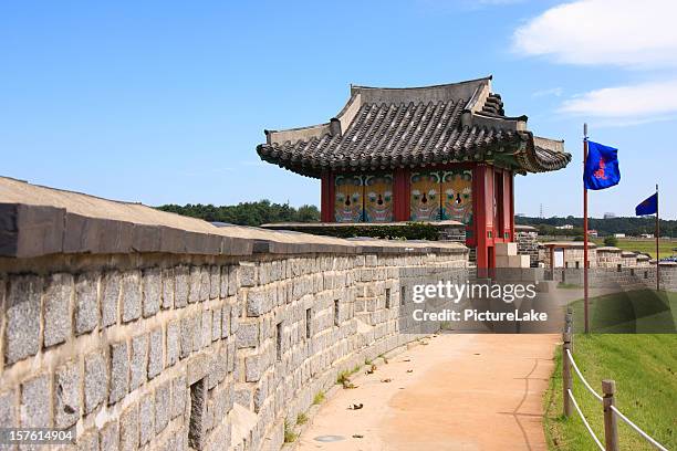 fortezza di hwaseong parete, suwon, corea del sud - suwon foto e immagini stock