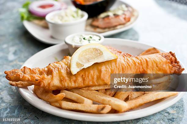 fish and chips - merluza fotografías e imágenes de stock