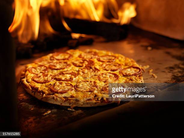 pepperoni pizza aus einem holzbefeuerten ofen. - wood burning stove stock-fotos und bilder