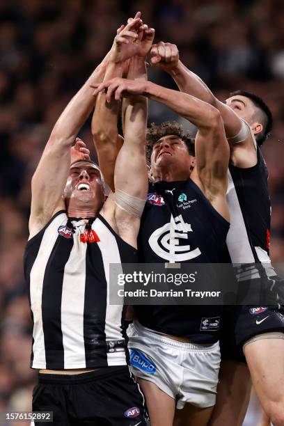 Charlie Curnow of the Blues competes with Darcy Cameron and Brayden Maynard of the Magpies during the round 20 AFL match between Collingwood Magpies...