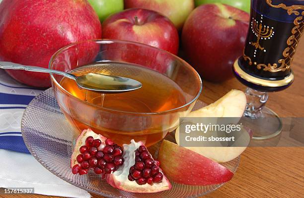 pomegranate, apples and honey - kiddush cup stockfoto's en -beelden