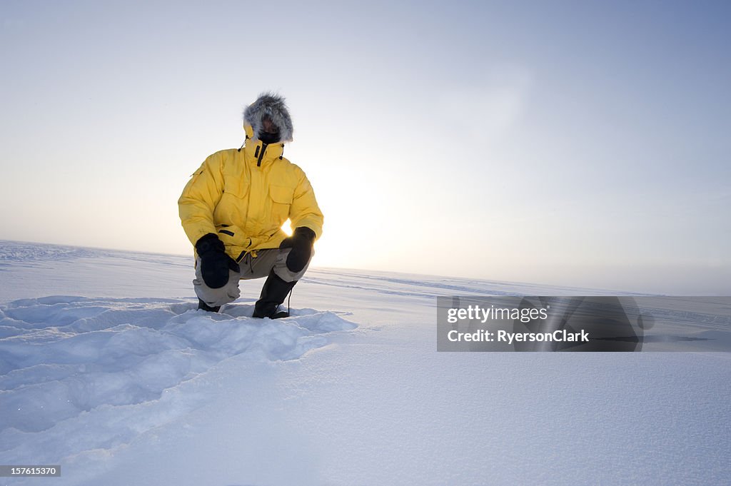 Arctic Nebel. Mann in einem Parka im Schnee