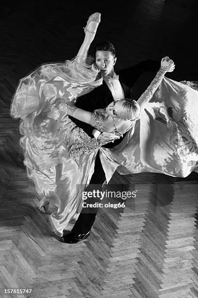 casal da dança - valsa imagens e fotografias de stock