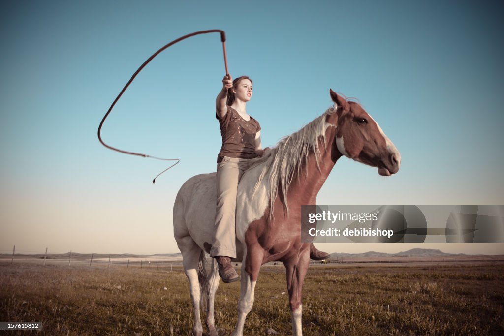 Giovane donna a cavallo