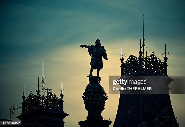 christopher-kolumbus-denkmal in silhouette - columbus statue stock-fotos und bilder