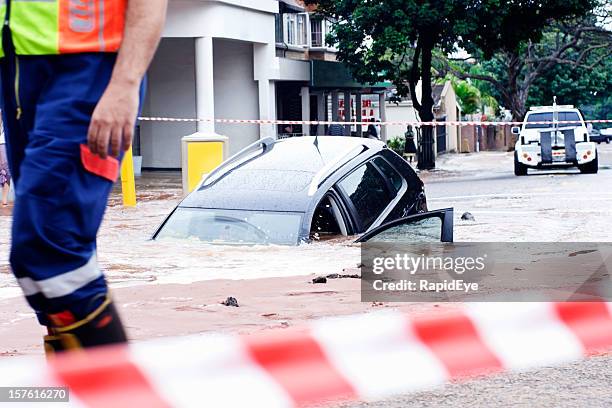 hoppla! auto ins pothole in der lichtdurchfluteten street - sinkhole stock-fotos und bilder