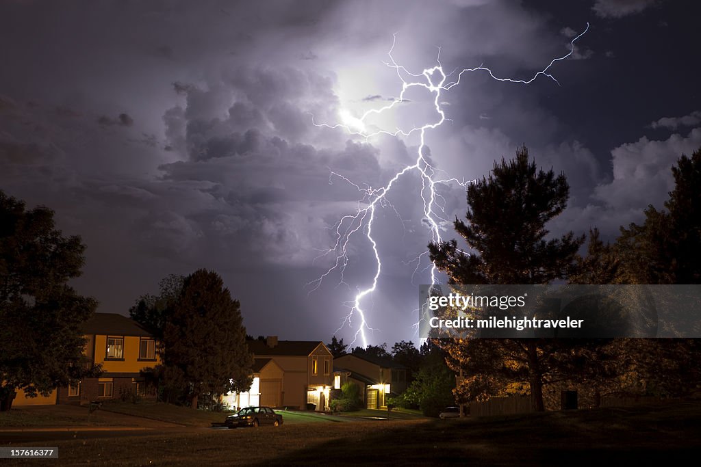 Um raio brilhante e thunderhead tempestades mais de Denver bairro casas