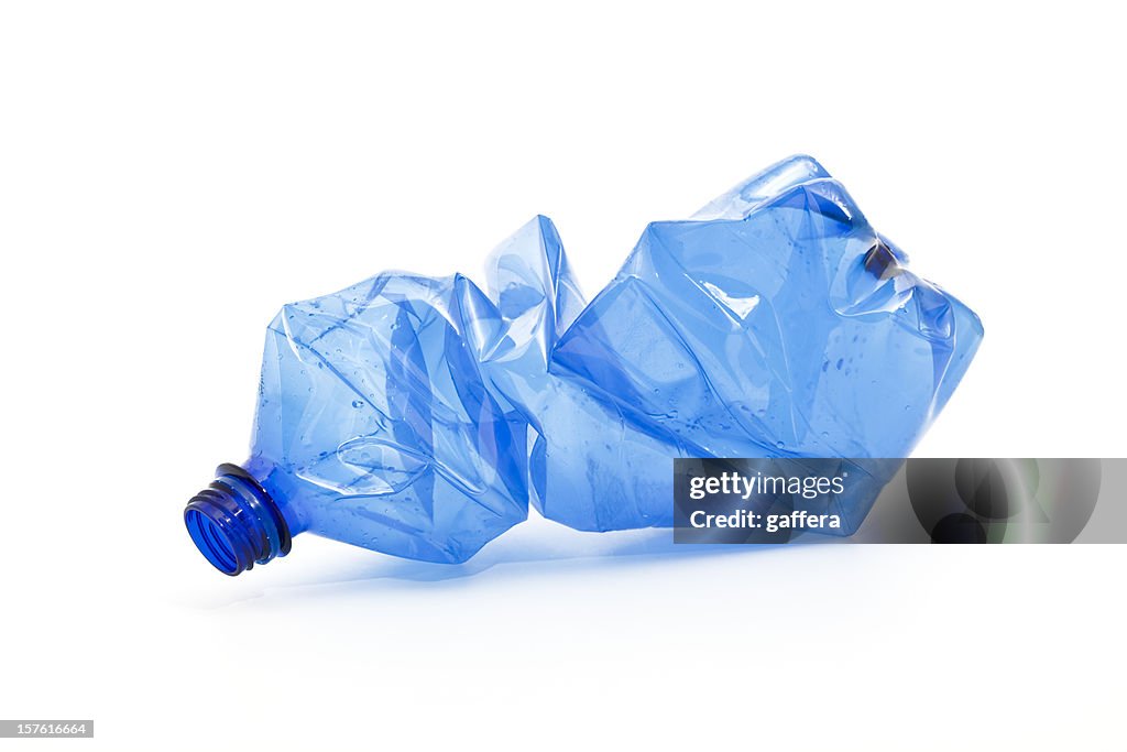 Schiacciato bottiglia di plastica blu