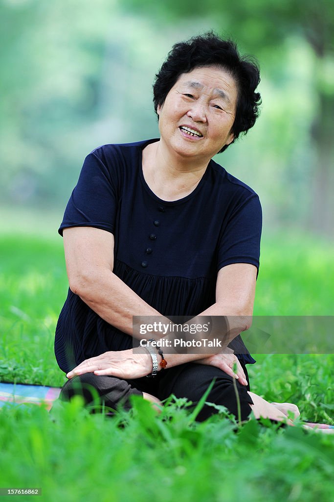 Vieille femme avec un sourire amical-XL