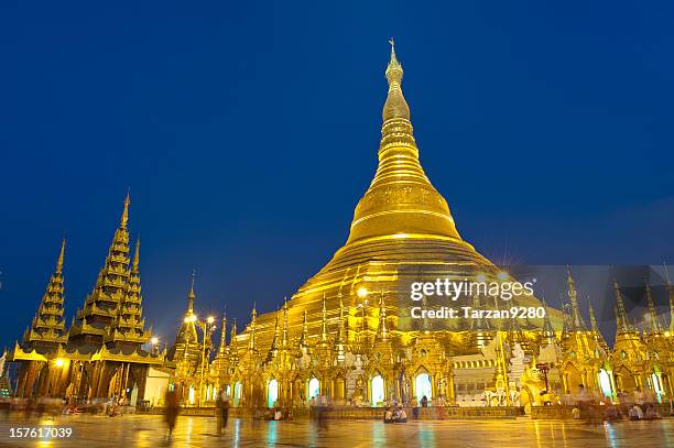 pagode dourado à noite, yangon, myanmar - yangon imagens e fotografias de stock