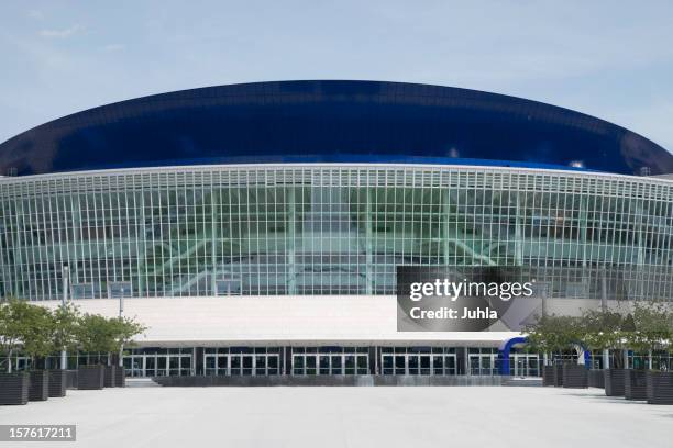 arena in berlin - stadium or arena or coliseum or colosseum or ring exterior or outdoor stock-fotos und bilder