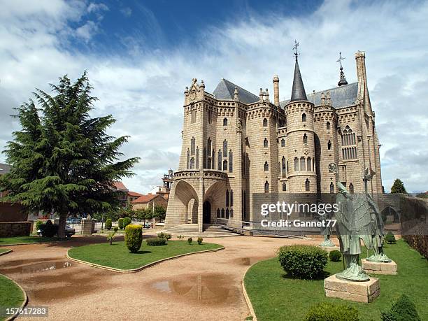 der episcopal palast von astorga, spanien - castilla leon stock-fotos und bilder