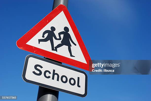 schulkind-warnschild mit textfreiraum - warnschild schulwegübergang stock-fotos und bilder