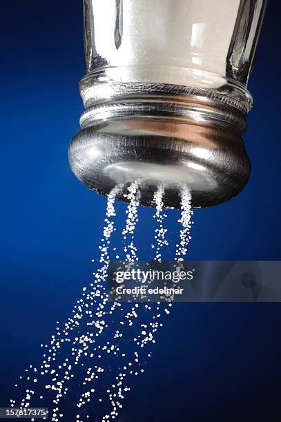 saliera versare - saliera foto e immagini stock