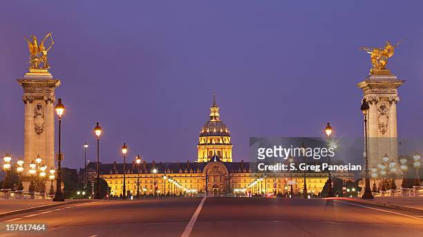 pont alexandre iii and les invalides at night - hotel des invalides stock pictures, royalty-free photos & images