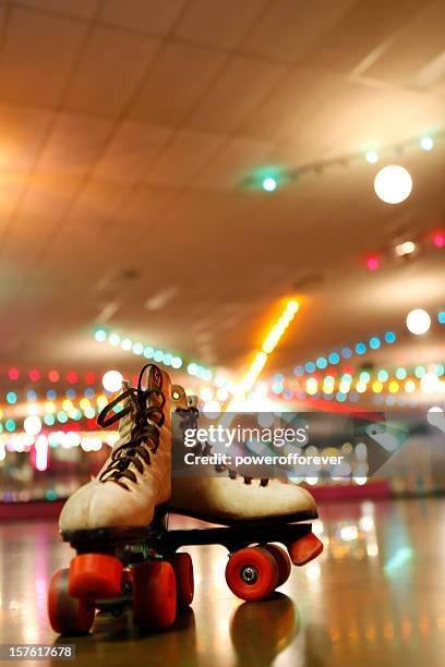 rollerskates in the roller disco - rolschaatsen schaats stockfoto's en -beelden