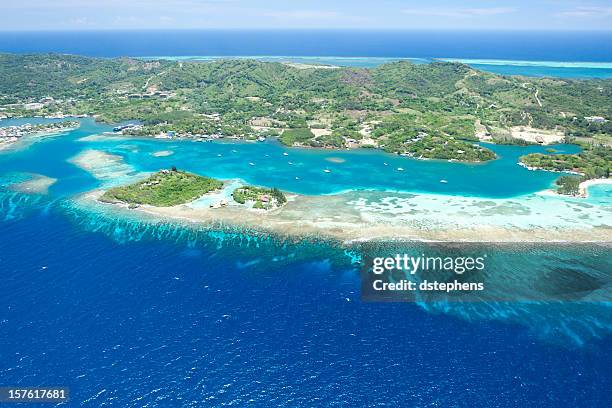 aerial view of tropical island - honduras 個照片及圖片檔