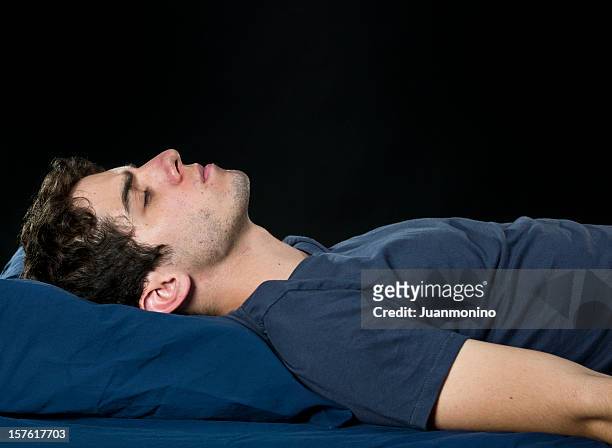männliche college-student schlafen - schnarchen mann stock-fotos und bilder