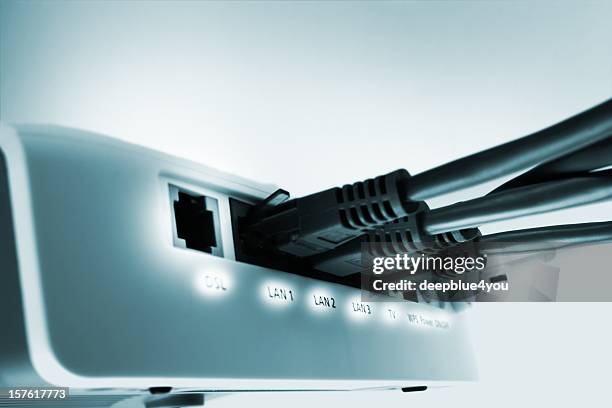 home netzwerk-switch mit kostenlosem dsl-port - netzstecker stock-fotos und bilder