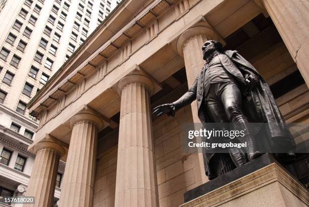 statue von george washington außerhalb federal hall in new york - federal hall stock-fotos und bilder