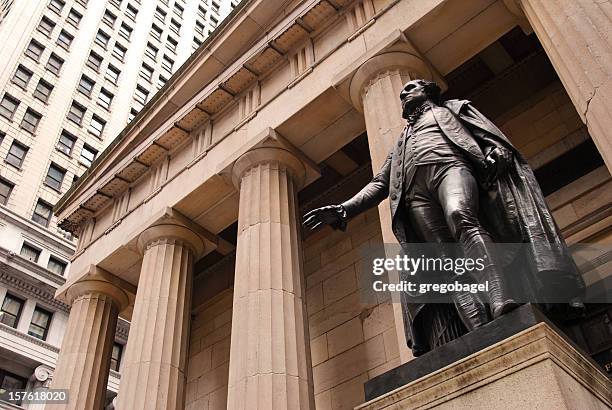 statue de george washington à l'extérieur federal hall, dans l'état de new york - wall street photos et images de collection