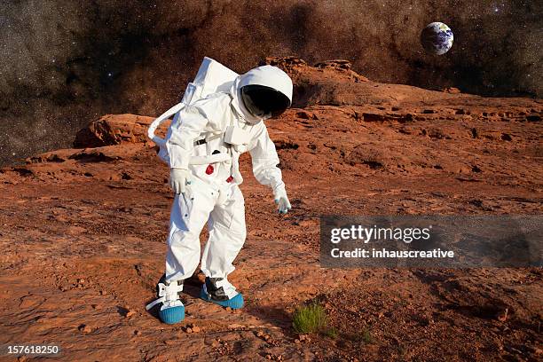 astronauta em marte descobrir vida - space man on mars imagens e fotografias de stock