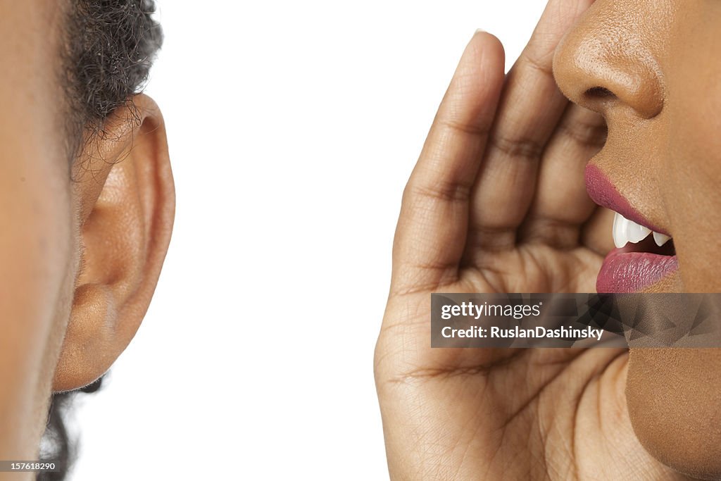 Flüstern in meinen Ohren.