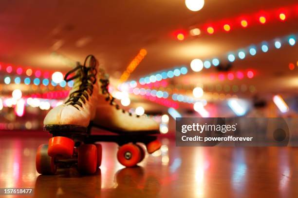 rollerskates in der roller disco - rollschuhlaufen stock-fotos und bilder