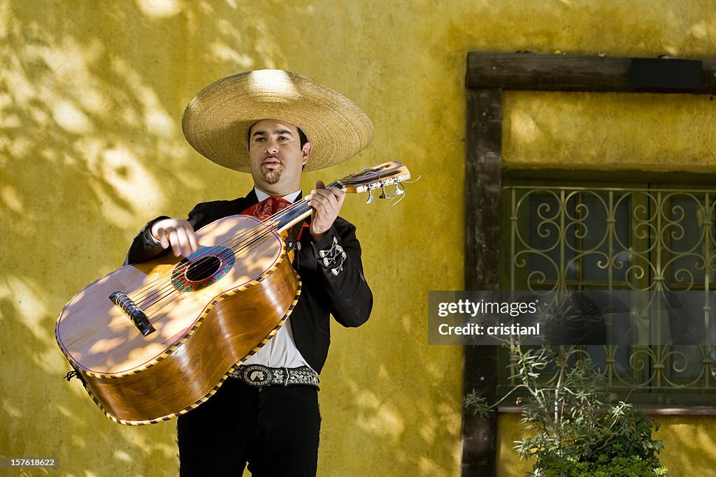 Mariachi tocando guitarra