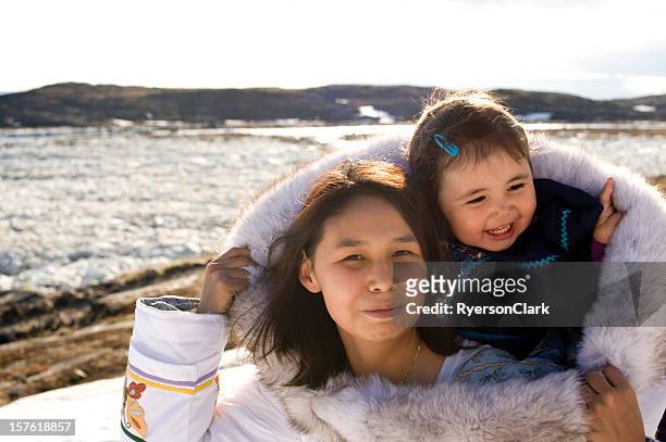 inuit mère et sa fille, robe traditionnelle île de baffin nunavut - canada photos et images de collection