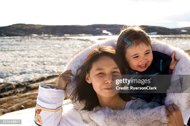 inuit madre e figlia abito tradizionale isola di baffin nunavut - canadian culture foto e immagini stock