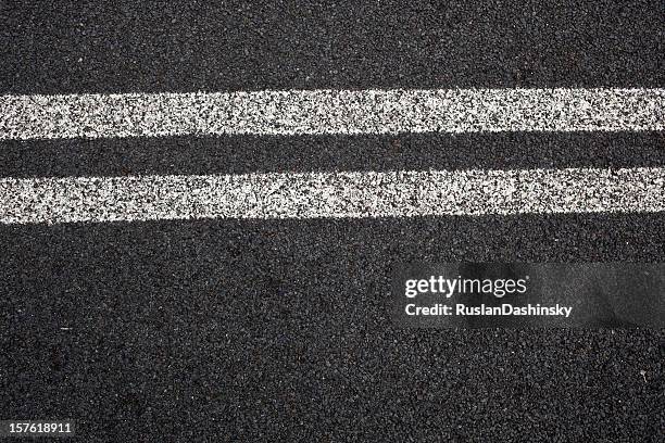 ruta dos líneas - dividing line road marking fotografías e imágenes de stock