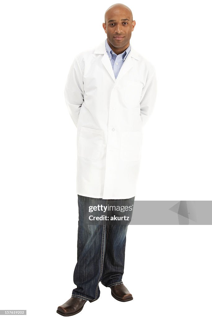 Durchgehende afroamerikanische männliche trägt ein weißes lab coat