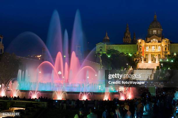 barcellona font màgica mnac turisti guardando la fontana colorata notte, spagna - fontana magica foto e immagini stock
