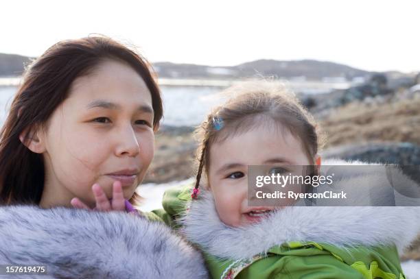 eskimo mutter und tochter baffin island, nunavut. - inuit people stock-fotos und bilder